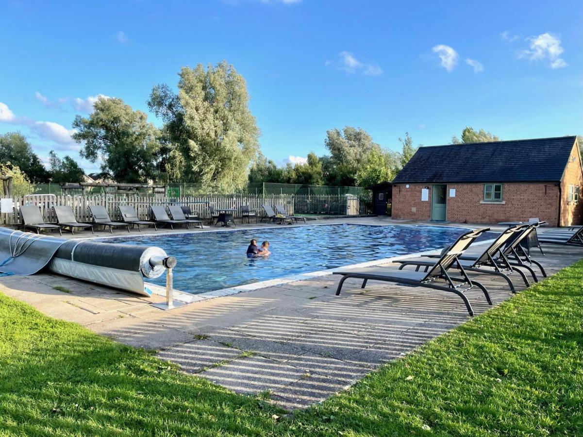 Cosy Cotswold Lodge By Your Home Here - Summer Sale For 3 Plus Nights - Ideal For Families With Log-Burner, Spa, Private Parking And Heated Swimming Pools Ashton Keynes Εξωτερικό φωτογραφία