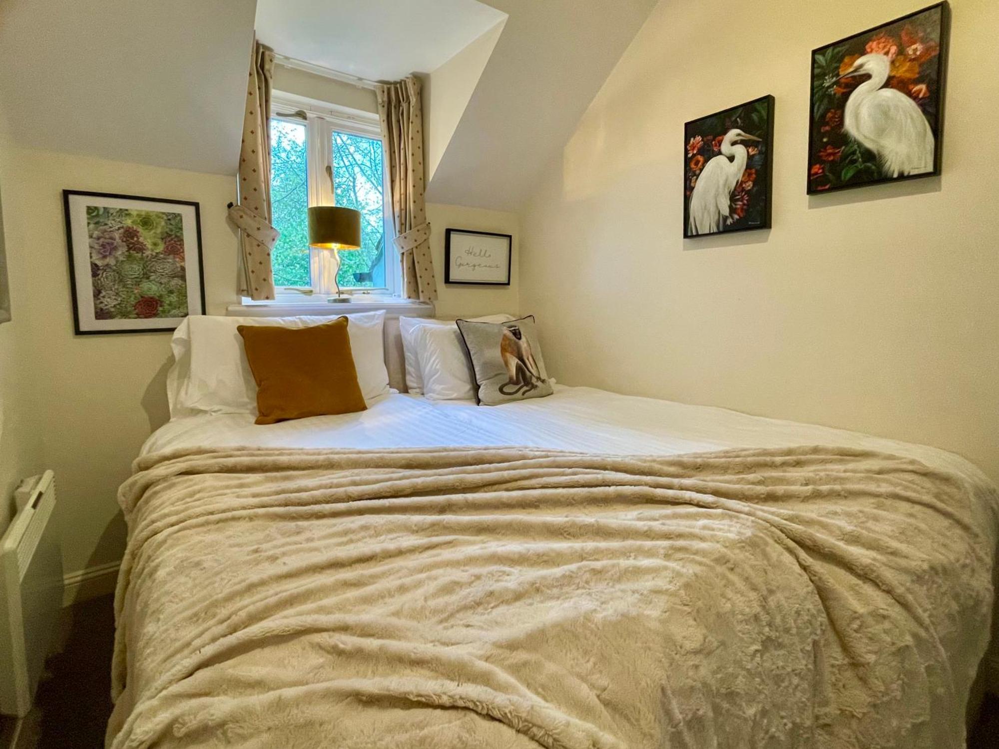 Cosy Cotswold Lodge By Your Home Here - Summer Sale For 3 Plus Nights - Ideal For Families With Log-Burner, Spa, Private Parking And Heated Swimming Pools Ashton Keynes Εξωτερικό φωτογραφία