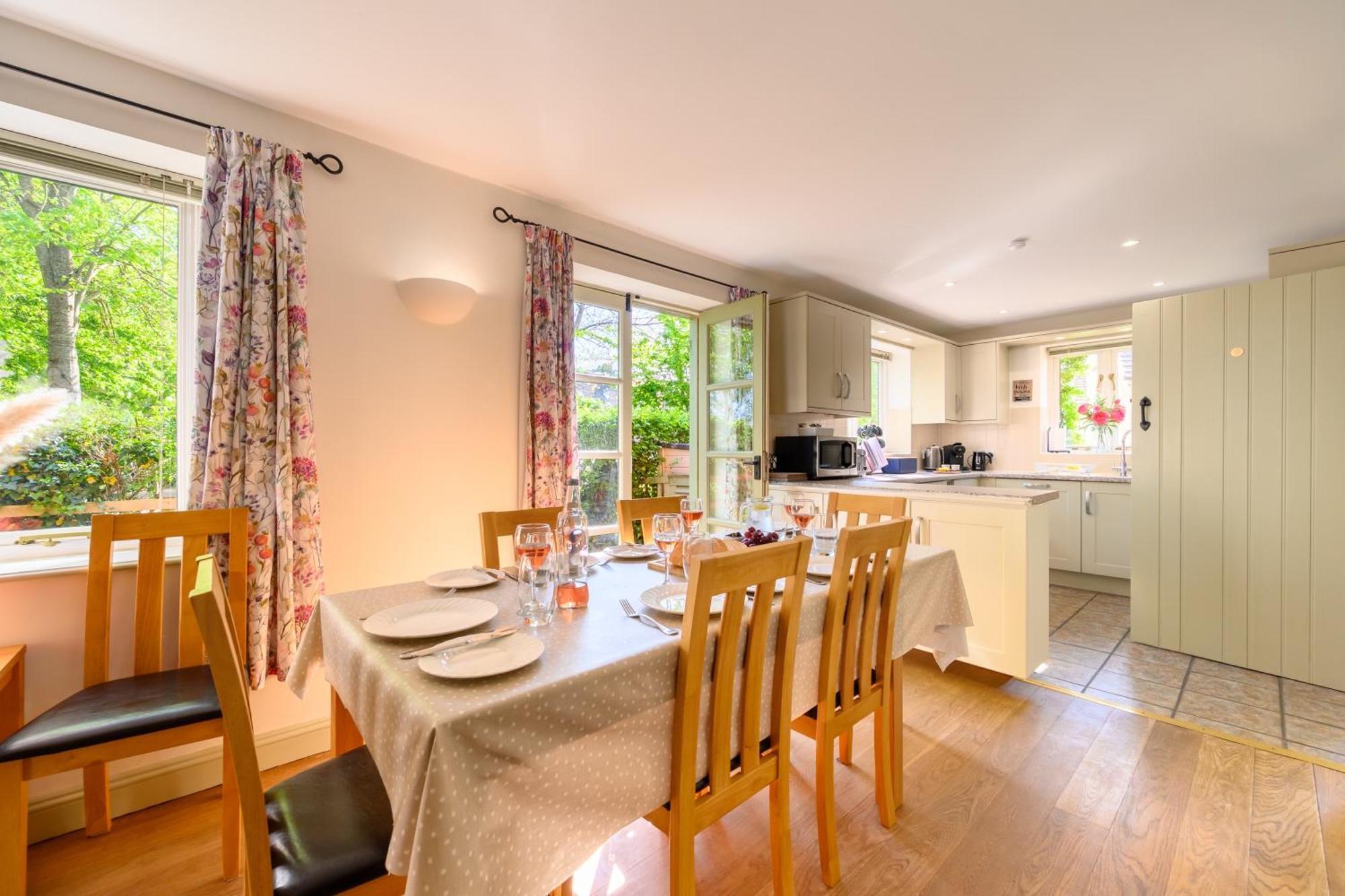 Cosy Cotswold Lodge By Your Home Here - Summer Sale For 3 Plus Nights - Ideal For Families With Log-Burner, Spa, Private Parking And Heated Swimming Pools Ashton Keynes Εξωτερικό φωτογραφία