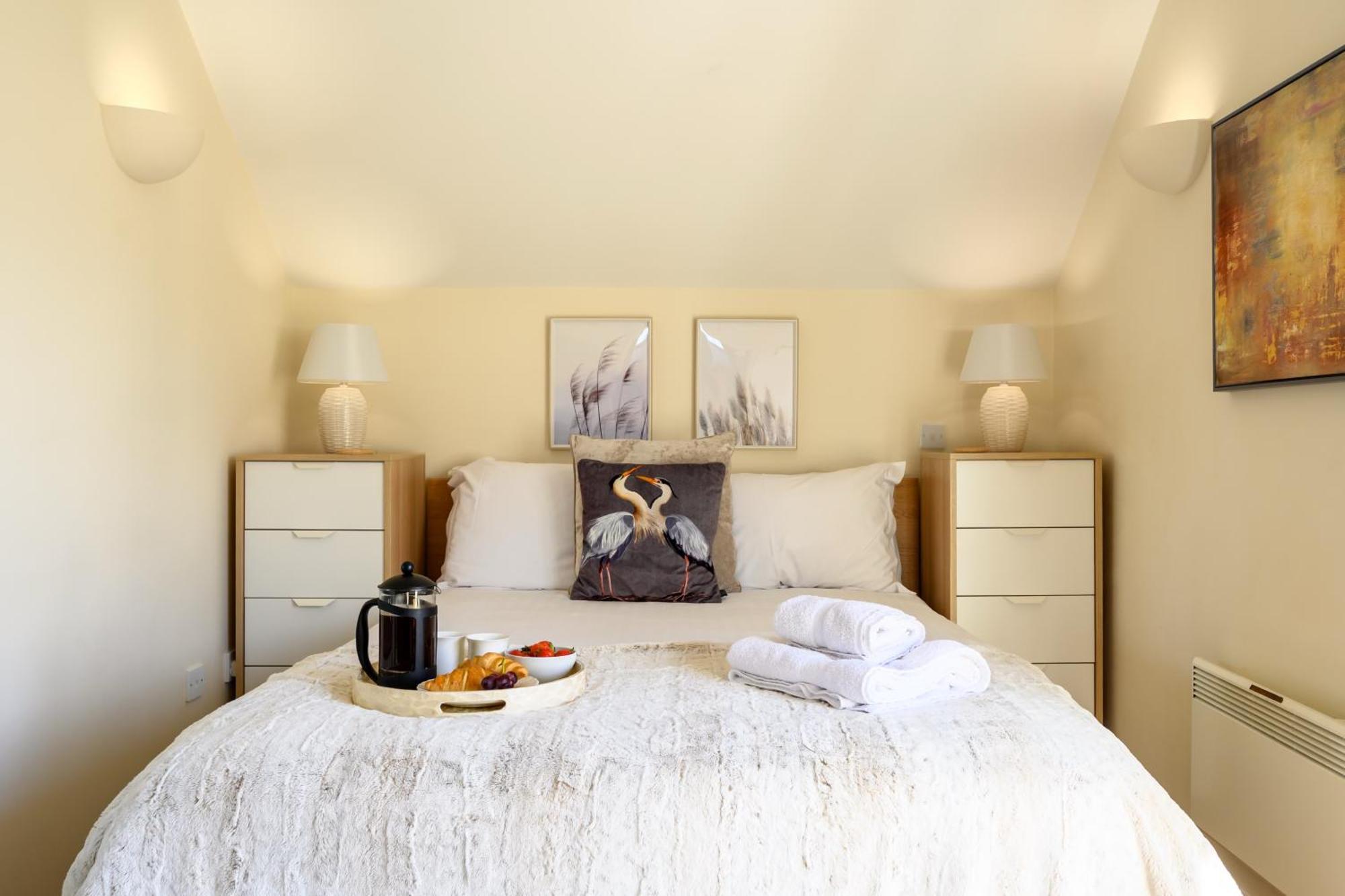Cosy Cotswold Lodge By Your Home Here - Summer Sale For 3 Plus Nights - Ideal For Families With Log-Burner, Spa, Private Parking And Heated Swimming Pools Ashton Keynes Εξωτερικό φωτογραφία