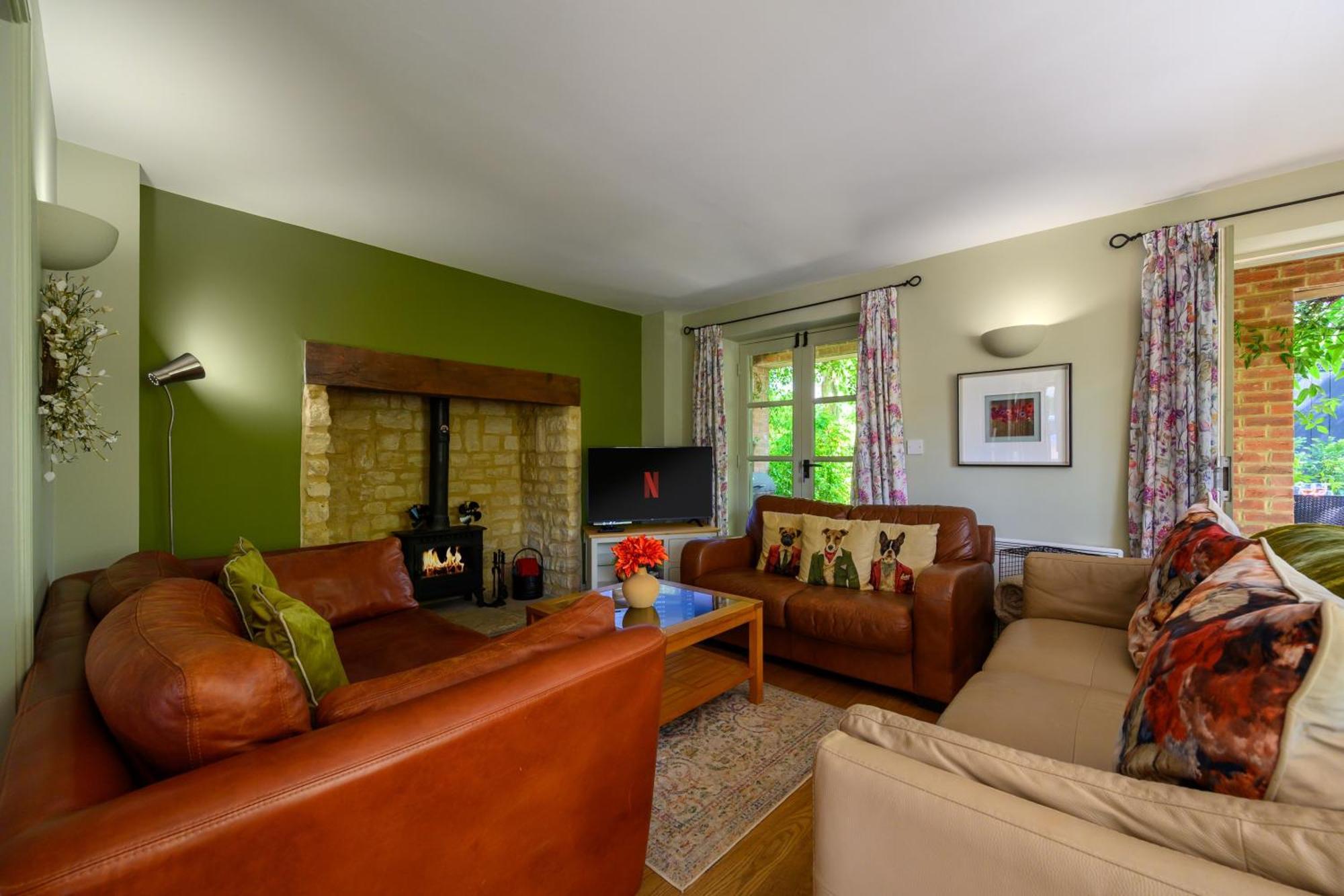 Cosy Cotswold Lodge By Your Home Here - Summer Sale For 3 Plus Nights - Ideal For Families With Log-Burner, Spa, Private Parking And Heated Swimming Pools Ashton Keynes Εξωτερικό φωτογραφία