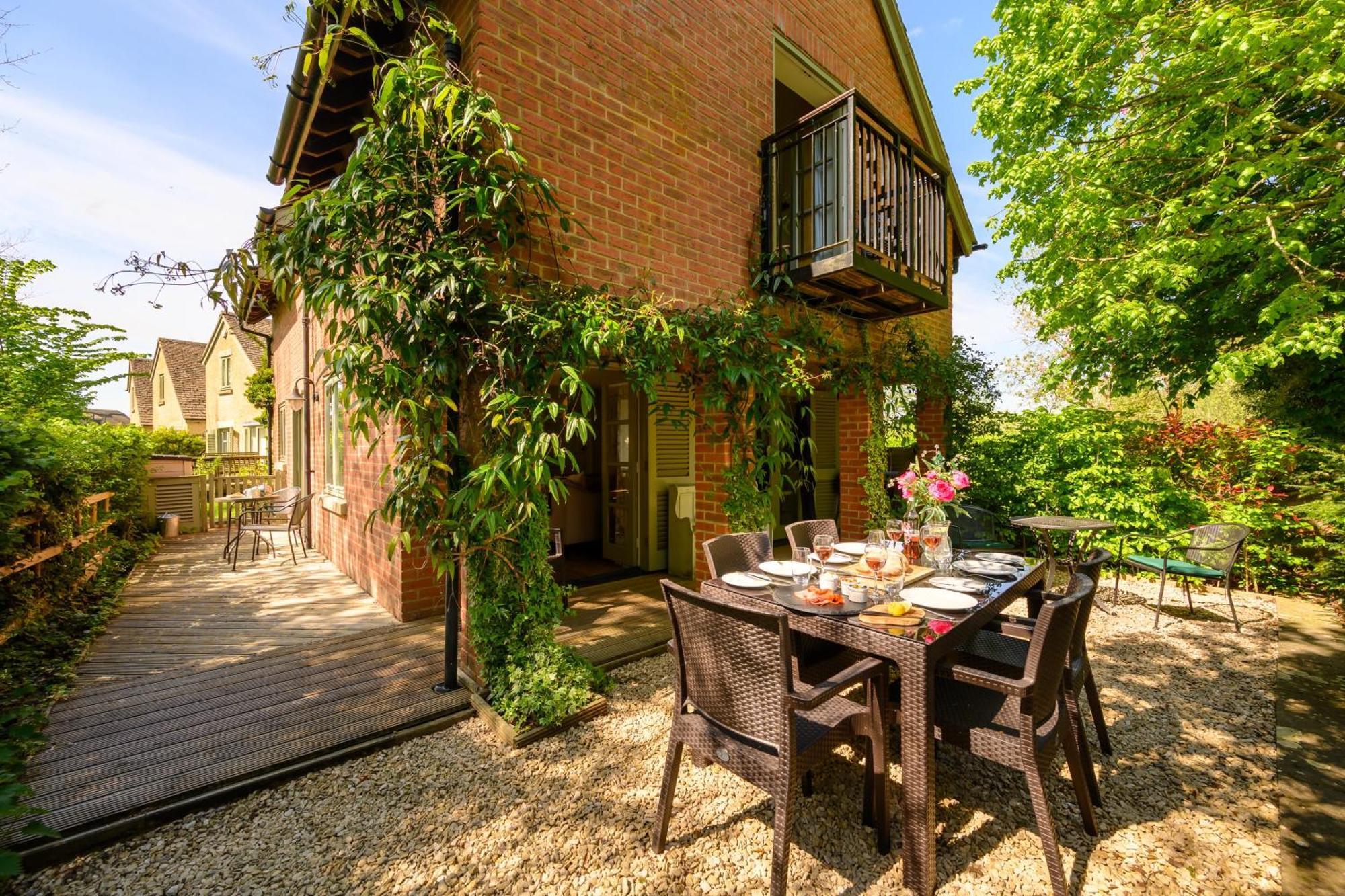 Cosy Cotswold Lodge By Your Home Here - Summer Sale For 3 Plus Nights - Ideal For Families With Log-Burner, Spa, Private Parking And Heated Swimming Pools Ashton Keynes Εξωτερικό φωτογραφία