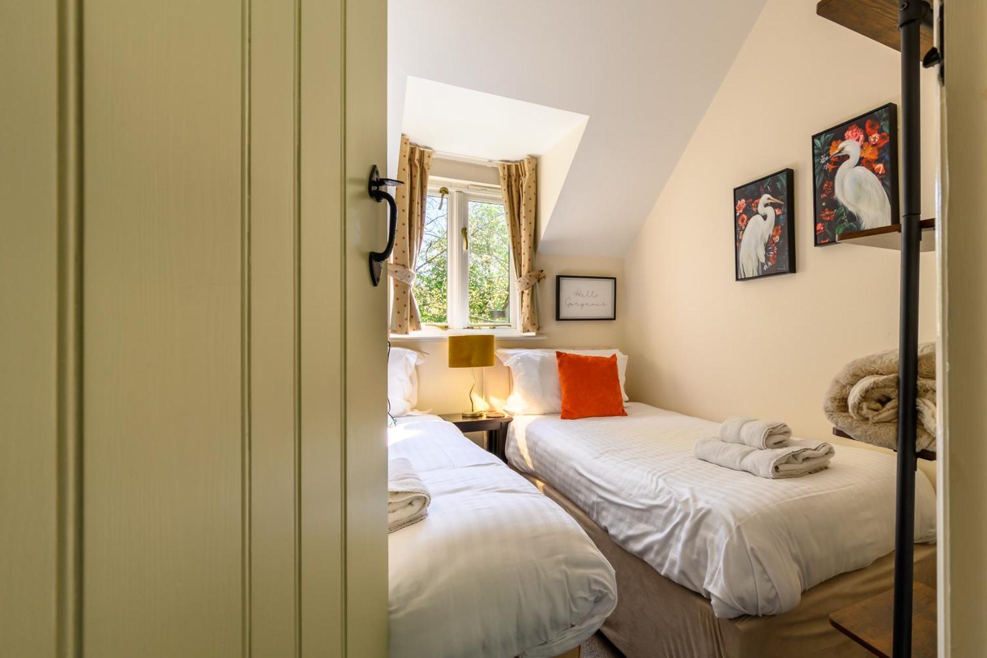 Cosy Cotswold Lodge By Your Home Here - Summer Sale For 3 Plus Nights - Ideal For Families With Log-Burner, Spa, Private Parking And Heated Swimming Pools Ashton Keynes Εξωτερικό φωτογραφία