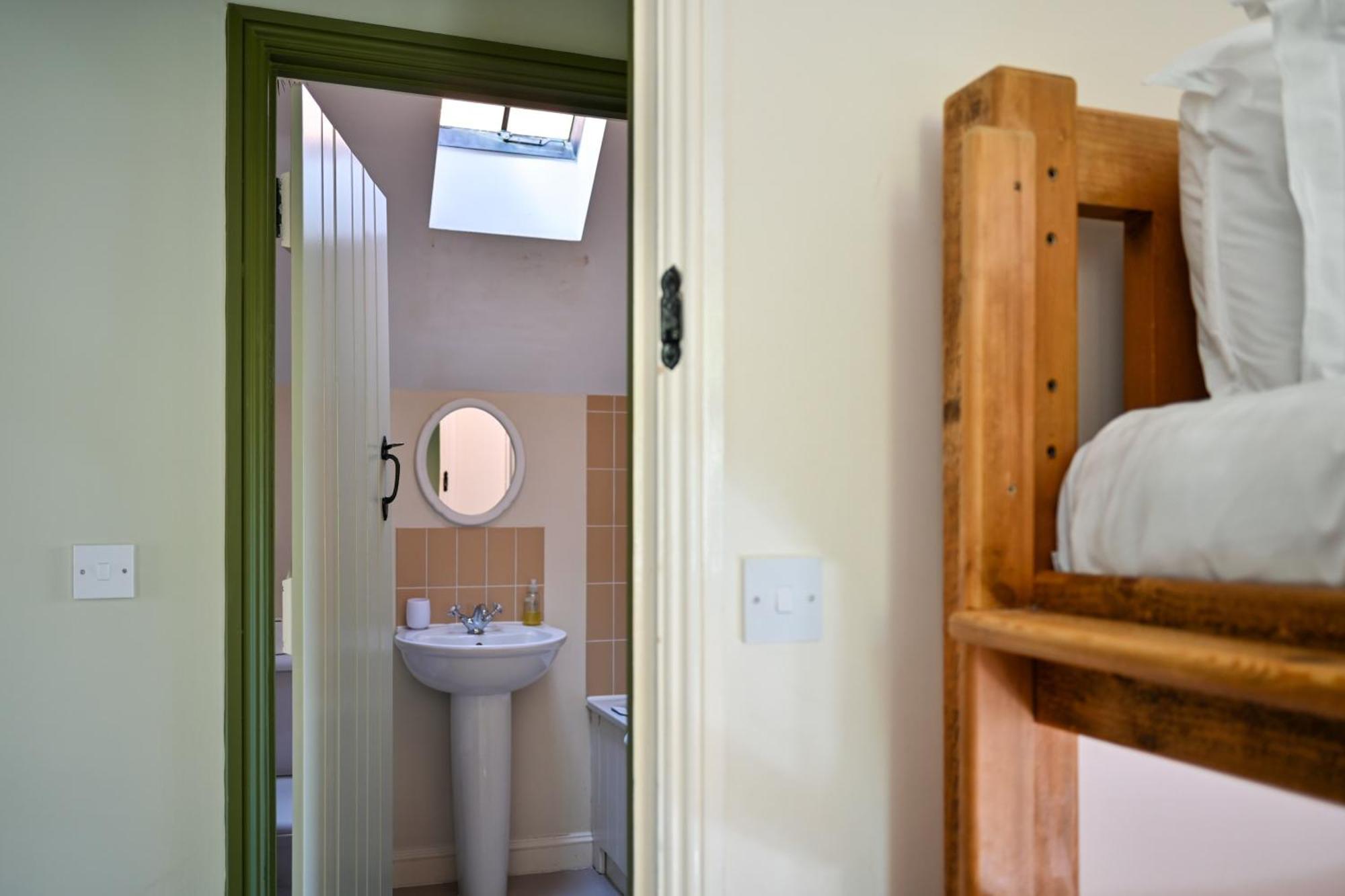 Cosy Cotswold Lodge By Your Home Here - Summer Sale For 3 Plus Nights - Ideal For Families With Log-Burner, Spa, Private Parking And Heated Swimming Pools Ashton Keynes Εξωτερικό φωτογραφία